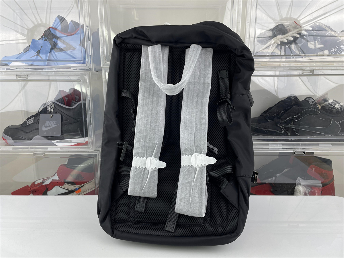 Pra*a black backpack