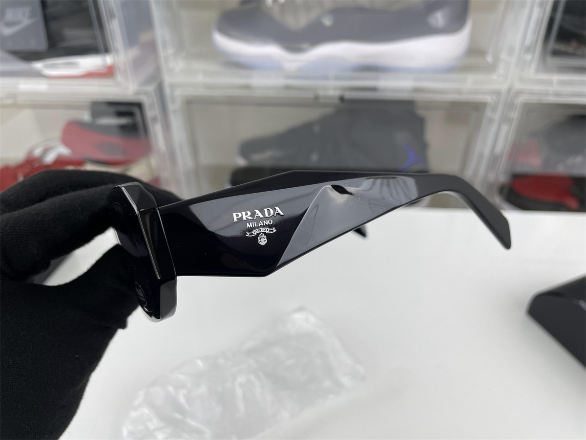 Pra*a black cool sunglasses