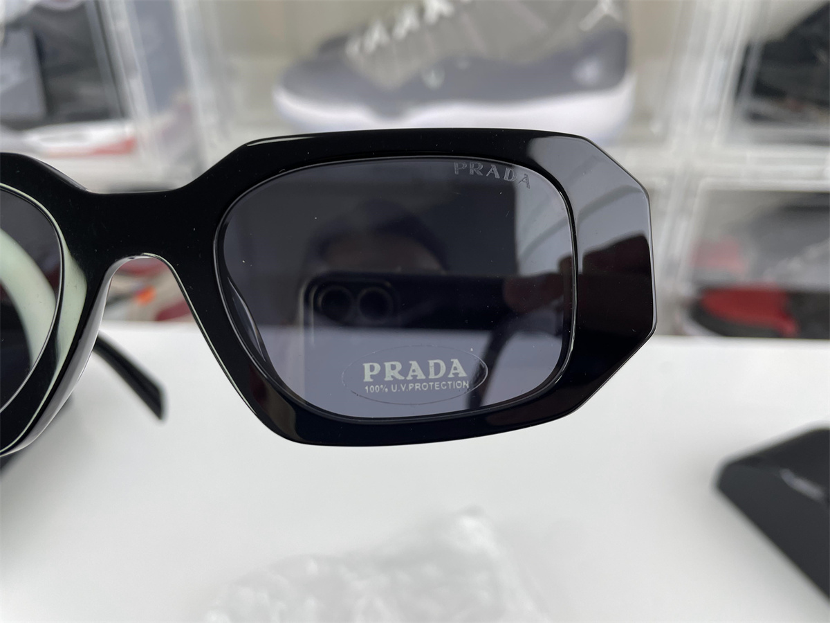 Pra*a black cool sunglasses