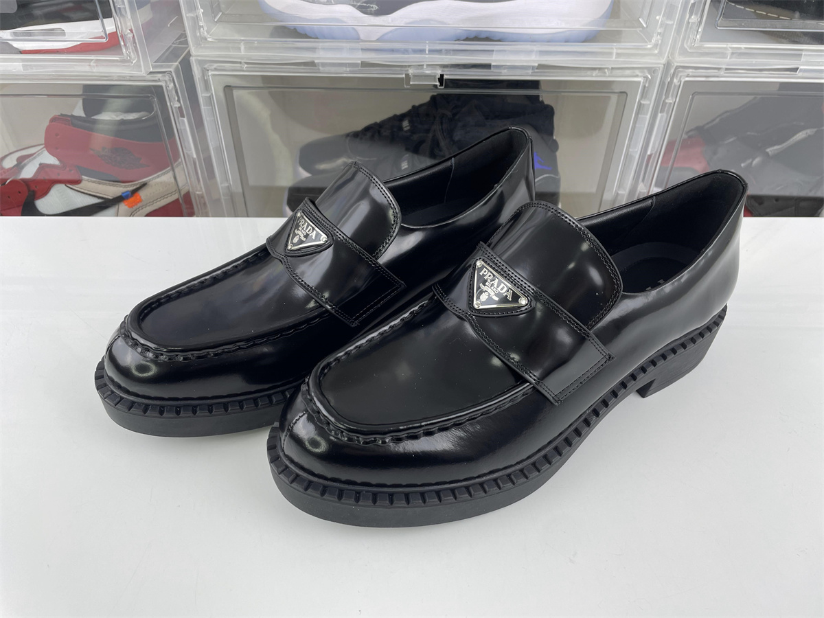 Pra*a black shoes for unisex