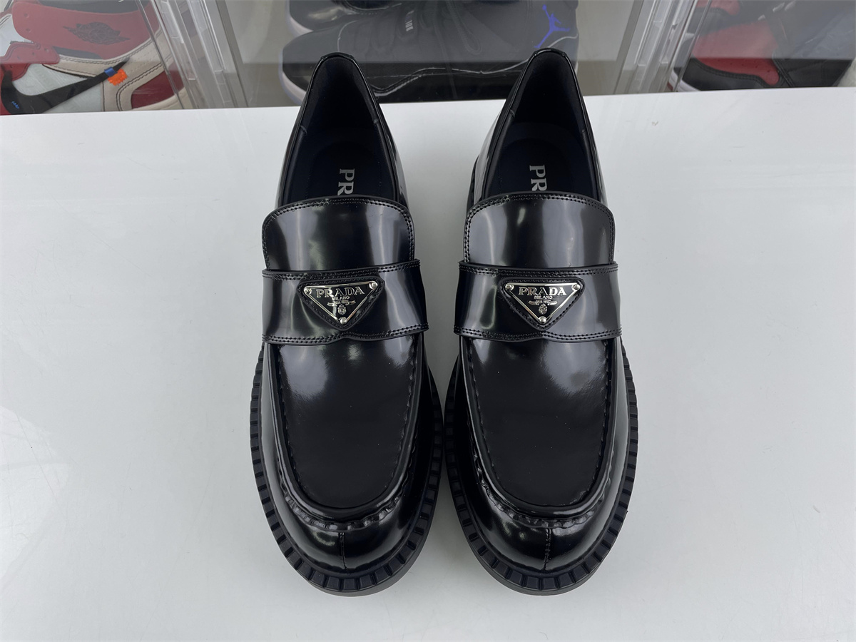 Pra*a black shoes for unisex
