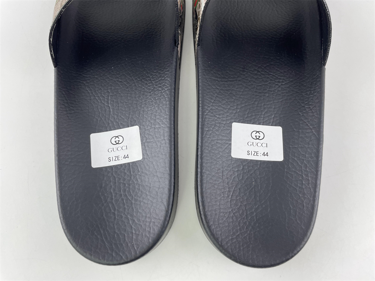 G*u*i slide with tiger logo