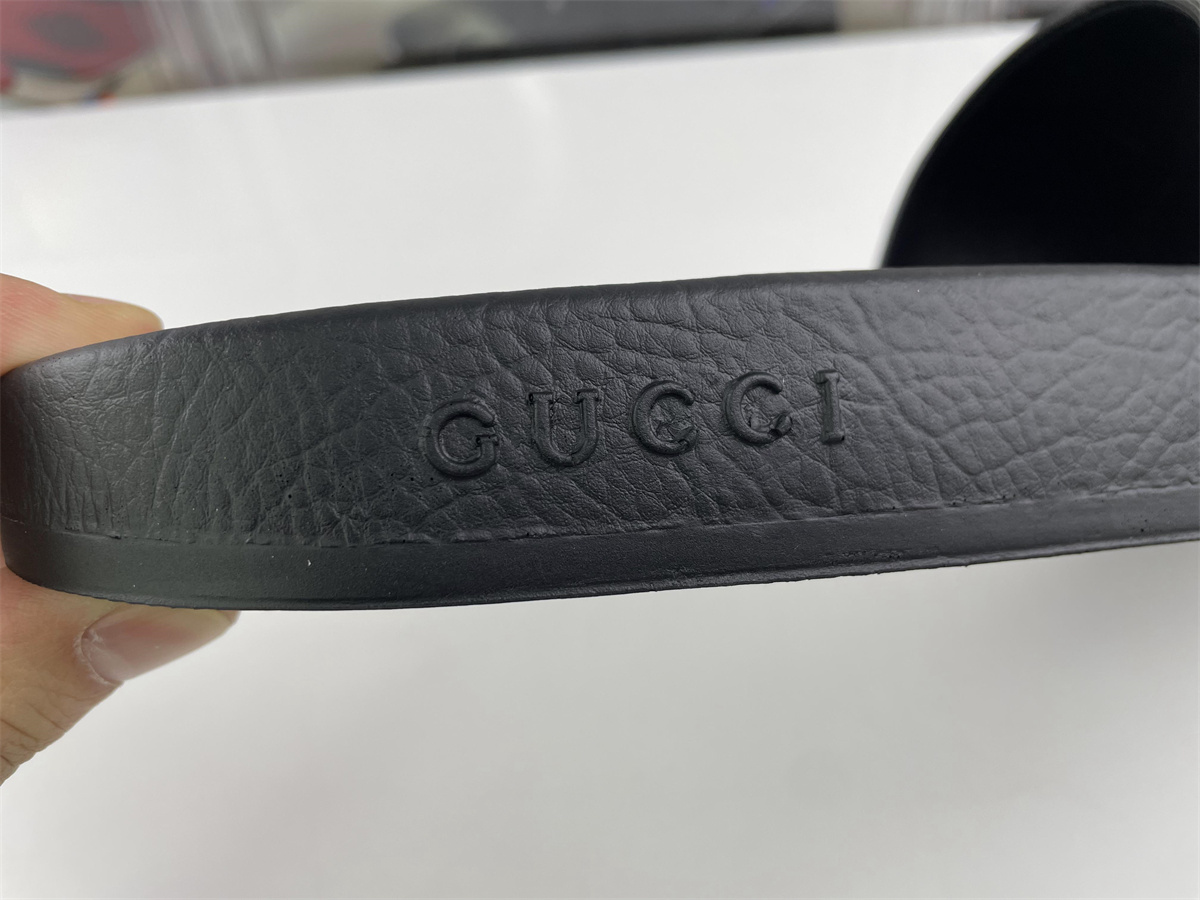 G*u*i slide with tiger logo