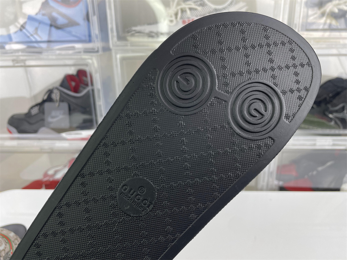 G*u*i slide with tiger logo