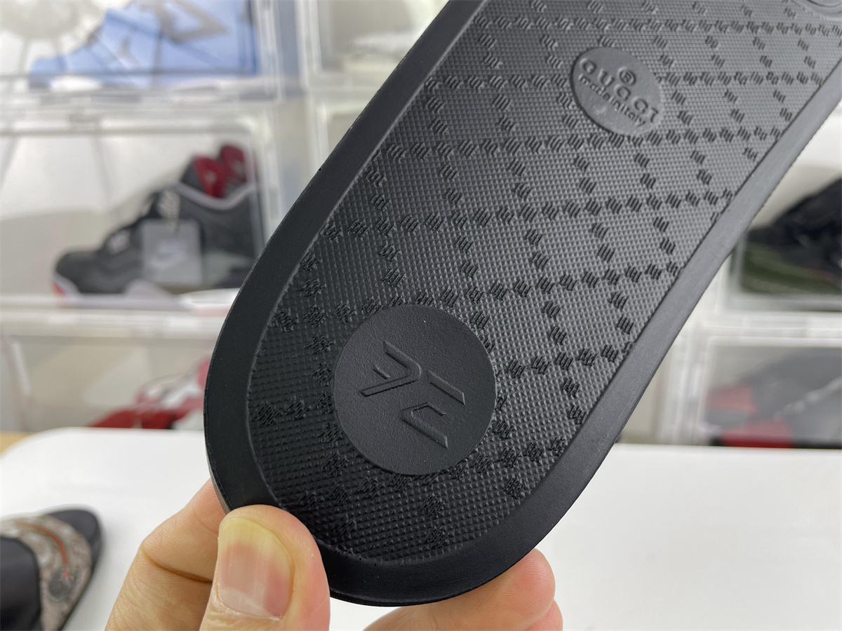 G*u*i slide with tiger logo