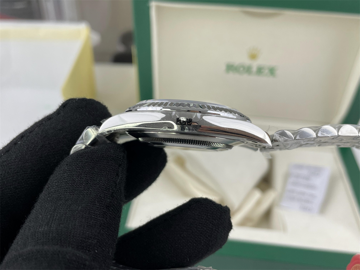 Rolex DateJust Black Dial Plate Silver with Diamonds (41mm)