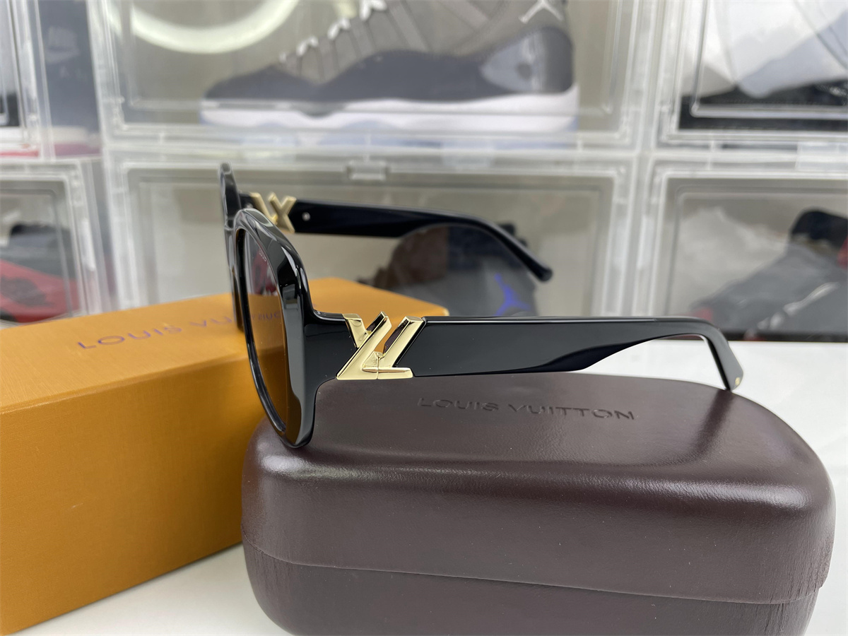 l**is V*t*n ladies sunglasses