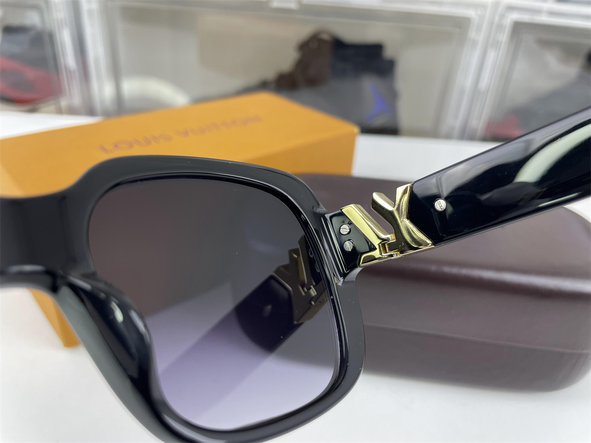 l**is V*t*n ladies sunglasses