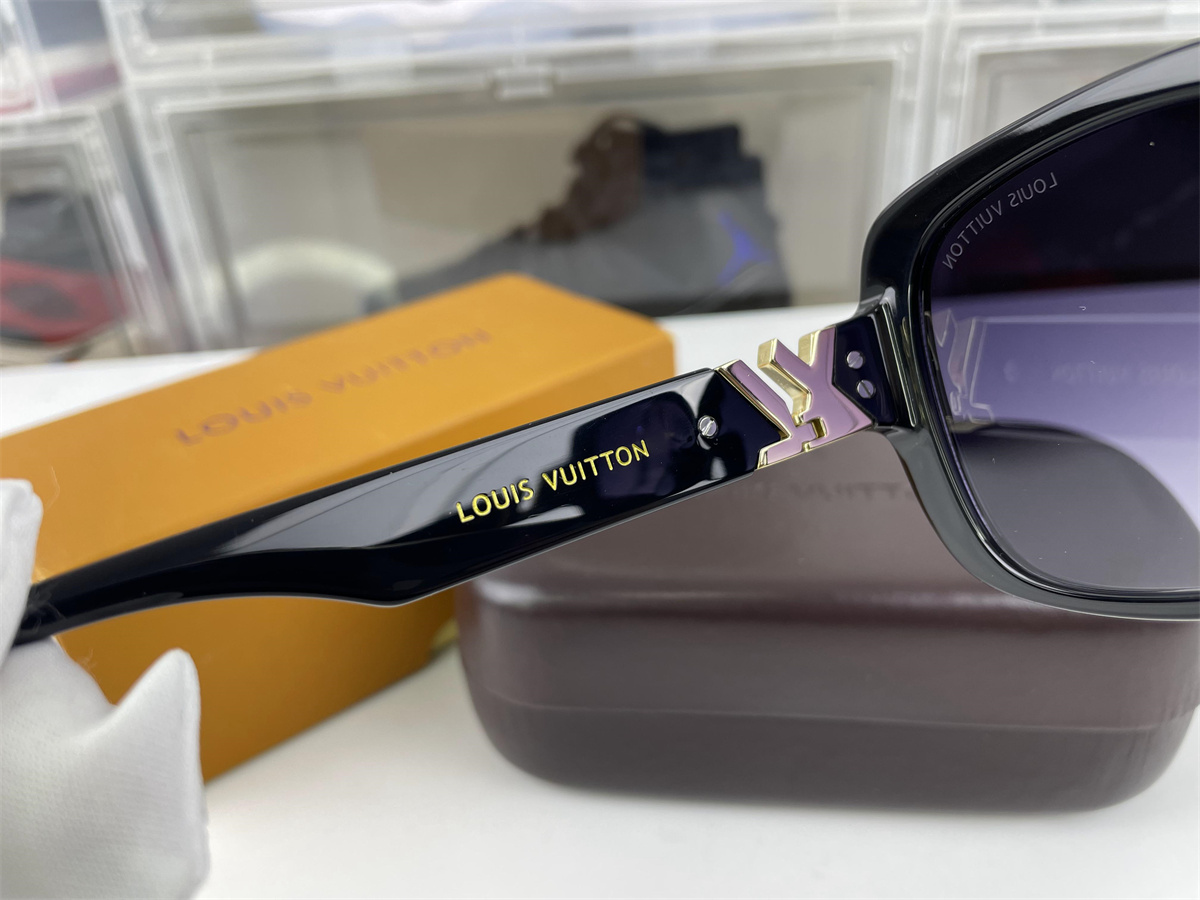 l**is V*t*n ladies sunglasses