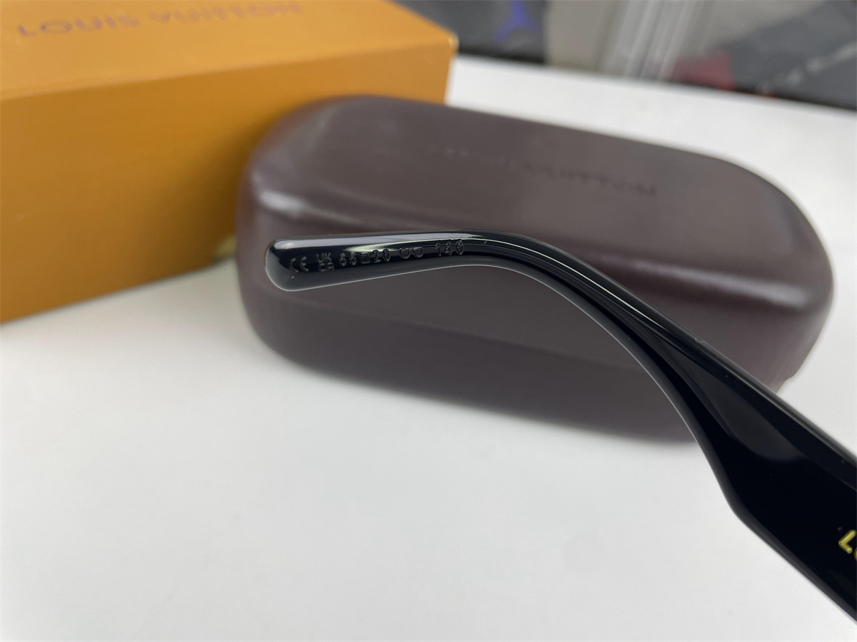 l**is V*t*n ladies sunglasses