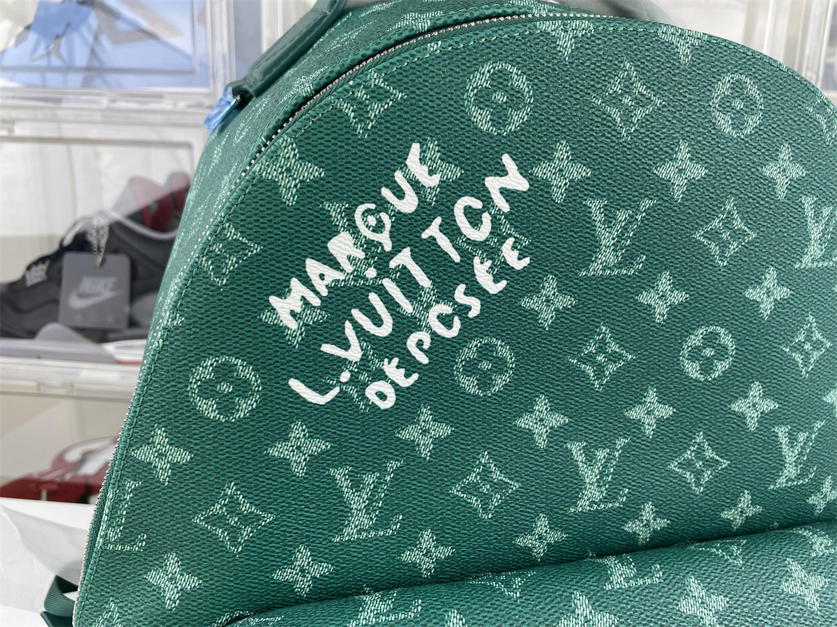 LV BackPack Green ( 29 x 38 x 20 cm)