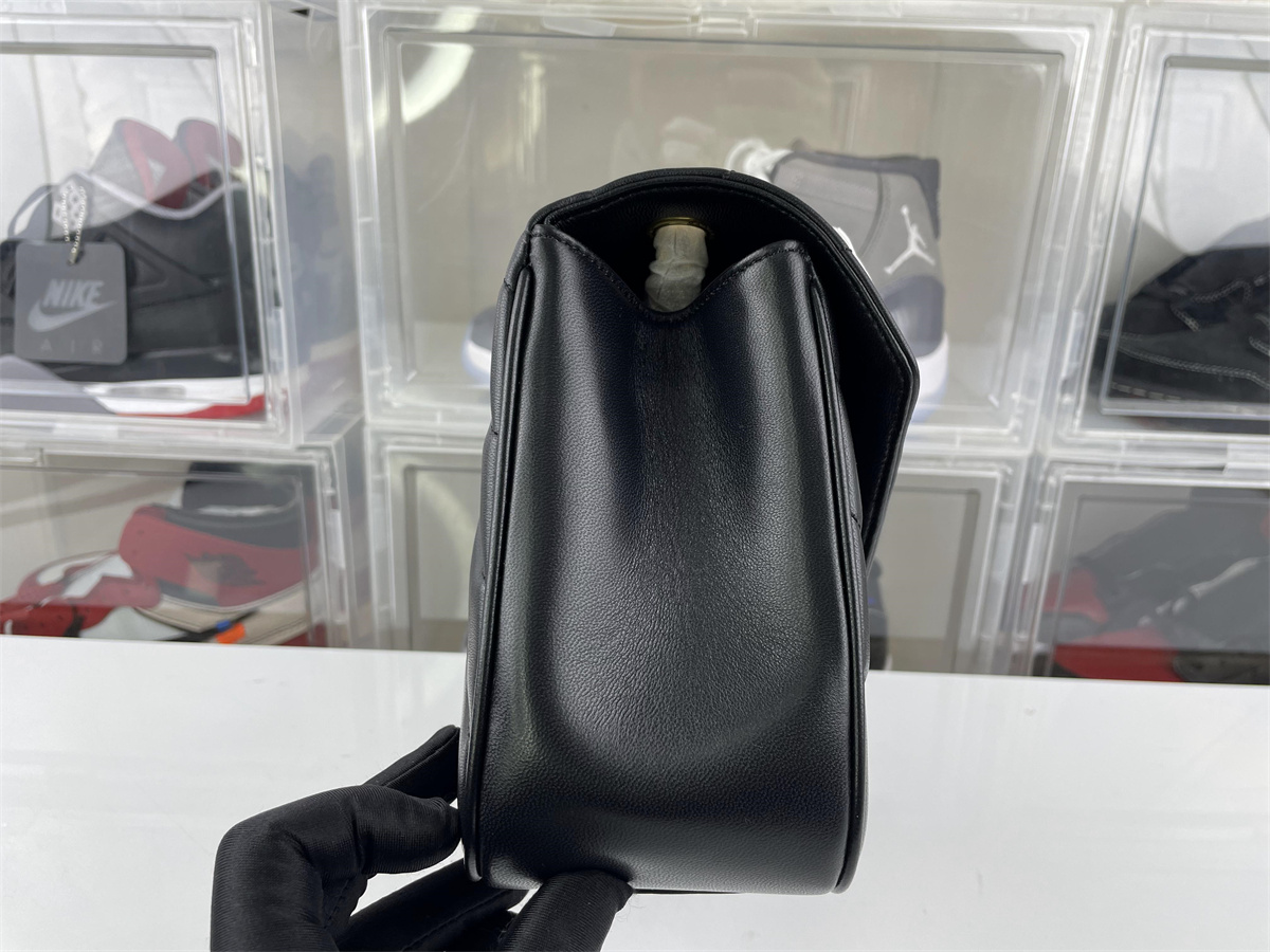 YSL LouLou Middle Black bag (29 x 17 x 10cm)